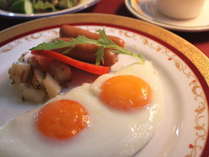 【ご朝食一例】お選びいただける卵料理や、季節のフルーツなどの洋食メニューをご用意いたします。