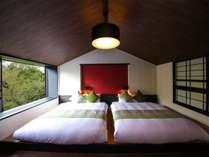 【メゾネットツイン】2階の寝室にはクイーンダブル（幅160cm）のベッドが2台。