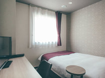 部屋の広さ　　13㎡ベッドサイズ　140㎝大きなベッドで快適にお過ごし頂ける部屋。 写真