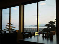 *食堂／食堂からも水平線を一望！大きな窓から海を眺めて食事をお楽しみください。