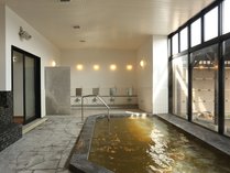 【大浴場】福島唯一の温泉。硫黄の香りがほんのり漂います。