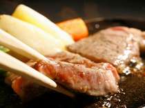 【牛ステーキ】肉汁がジュワ～。ジューシーな味わいです！