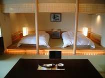【露天風呂付客室】【翠】低めのベッドを備えた客室。デザインは和モダンで統一
