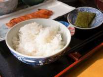 *【ご朝食一例】丹精込めて作った美味しいお米は炊き立てをどうぞ！