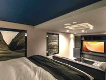 612号室/キングサイズの開放的なベッドから大型テレビを楽しめる。