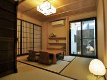 京町家の風情溢れるる貸し切りの宿。庭を臨む客室でゆっくりとおくつろぎ下さい。
