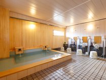 本館大浴場「檜の湯」：心と体がスッとする、リラックス効果抜群の檜風呂♪男女時間交代制です。