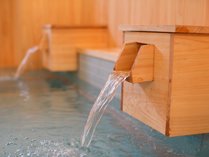 本館大浴場「檜の湯」：香りと色合いの優しさに癒される檜風呂。男女時間交代制です。