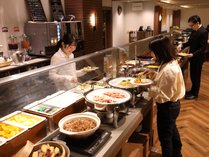 当館自慢の朝食バイキング！関西だからこその味や当館でしか食べられないオリジナル料理がたくさん。