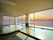 錦江湾から昇る朝日が絶景の展望大浴場