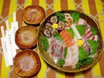 自作の雄峰焼の大皿に日本海の幸を色々と盛り合わせて（３人前の例）