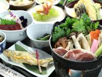 ご夕食は地元の食材を使用した日替わり和食膳をご用意いたします