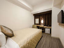 シングルルーム：ベッド幅120cm×195cm　広さ13平米　フランスベッド製のベッドをご用意しております。