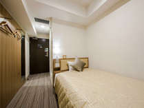 シングルルーム：ベッド幅120cm×195cm　広さ13平米　フランスベッド製のベッドをご用意しております。