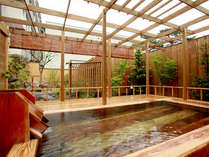 【露天風呂】お庭を眺めながら源泉かけ流し100%の温泉を愉しむ贅沢なひと時。