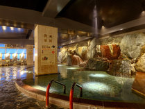 鶏頂の湯　岩風呂大浴場ｌ大きな岩が特徴の大浴場は、広々とした湯船で寛げます。