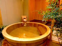 貸切露天風呂の「樽風呂」は温泉を引いた内風呂と露天風呂の浴槽