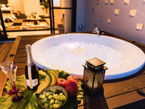 ・【ジャグジー】テラスには屋外ジャグジーの設置。沖縄の自然を眺めながら贅沢な体験を
