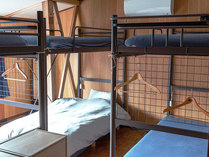 ・眺望：川のお部屋では、2段ベッド2台+シングルベッド1台となります。