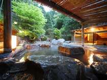 竹林に囲まれた混浴の庭園露天風呂（女性専用時間もございます）