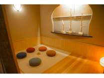 《瞑想ライブラリー紡　-Tsumugi-》湯上りスペースにある座布が置かれたフリースペース