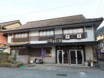 【外観】当館向かいには日奈久の足湯があります。