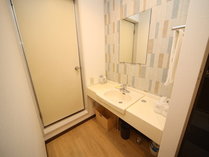 お部屋のバス・トイレは一体型ですが、洗面所は別なので、お友達同士で泊まっても朝の準備に便利です。