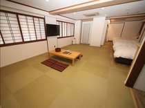 和洋室はツインルーム×２セットの４ベッドです。和室部分にお布団を引くと最大で10名様までご宿泊可能！