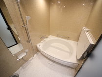 和洋室のお風呂は、洗い場付きの大きめのユニットバスです。