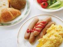 うれしい(‘＾～＾)/バイキング朝食！！　卵料理,魚料理など8品＋ごはん,パン,味噌汁,ジュース類と充実