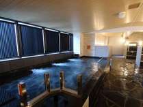 館内には準天然光明石人工温泉大浴殿と露天風呂を完備しております。