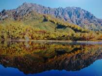 民宿りんどうから車で５分の鏡池。四季を通じて景色が美しく、紅葉の名所としても有名です。