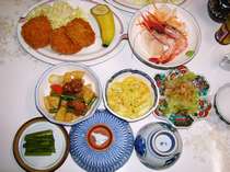 夕食メニューは日替わりです。肉・魚介に加えて地元産の季節の野菜・山菜、自家製漬物をお出しします。