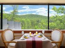 【レストラン】窓の外に広がる富士の裾野の大自然を眺めながら、ふたりだけの優雅な朝をお愉しみください。