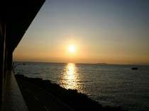 別館から眺める朝日です。晴れた日は大島・初島と一緒にご覧になれます。