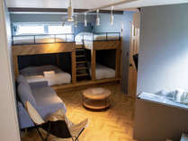 デラックススタジオ：ダブルベッド２台・シングルベッド２台の最大６名様までご利用いただけるお部屋です。