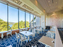 フレンチレストラン【メイプル】大きな窓からは眼下に桧原湖が広がります。