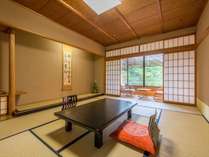 和室12.5畳～15畳の広さと広緑付き標準客室