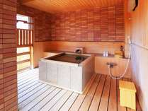 露天風呂と和室を備えた人気のお部屋です。プライベート空間に包まれた空間で非日常をお楽しみください。