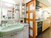 ・洗面スペースとキッチン　生活しやすい間取りとなっています