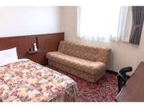 ゆったりシングルルーム（ソファ付きシングルベッドタイプ）※客室により配置が異なる場合がございます