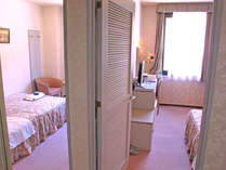 【セパレートツインルーム】入口がひとつで中に入ってお部屋が二つに分かれております。