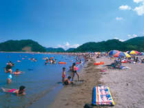 阿納海水浴場。きれいな砂浜で、家族づれに人気が高い海水浴場です。