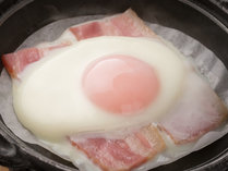 朝倉の新鮮たまごを使ったベーコンの陶板焼きです。