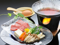 九州産「A5ランクの黒毛和牛のすきやき」（6～8月）※黒毛和牛料理は季節によって調理方法が変わります。