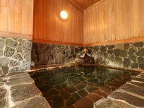 #温泉　壁と天井が檜でできている為、香りがよく、少しトロっとしたお湯が特徴です。