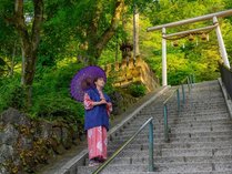 和傘と色浴衣の色合せは自分だけのお好みを探してみて。緑が眩しい伊香保神社にて