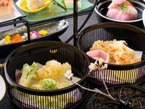 山菜と白海老天ぷら。春をふんわりと閉じこめた一品を召し上がれ。※器など変更になる場合がございます
