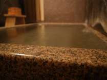 浴槽は赤御影石造り。日本最古の道後の湯を源泉かけ流しでお楽しみ頂けます。