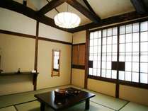 １８０年前の初代お菊婆さんの時代から残る伝統の和室８畳間！